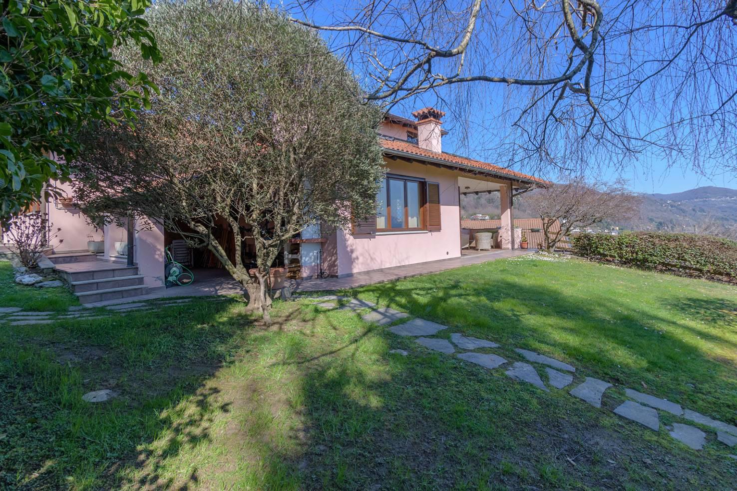 Villa in vendita a Meina (NO)