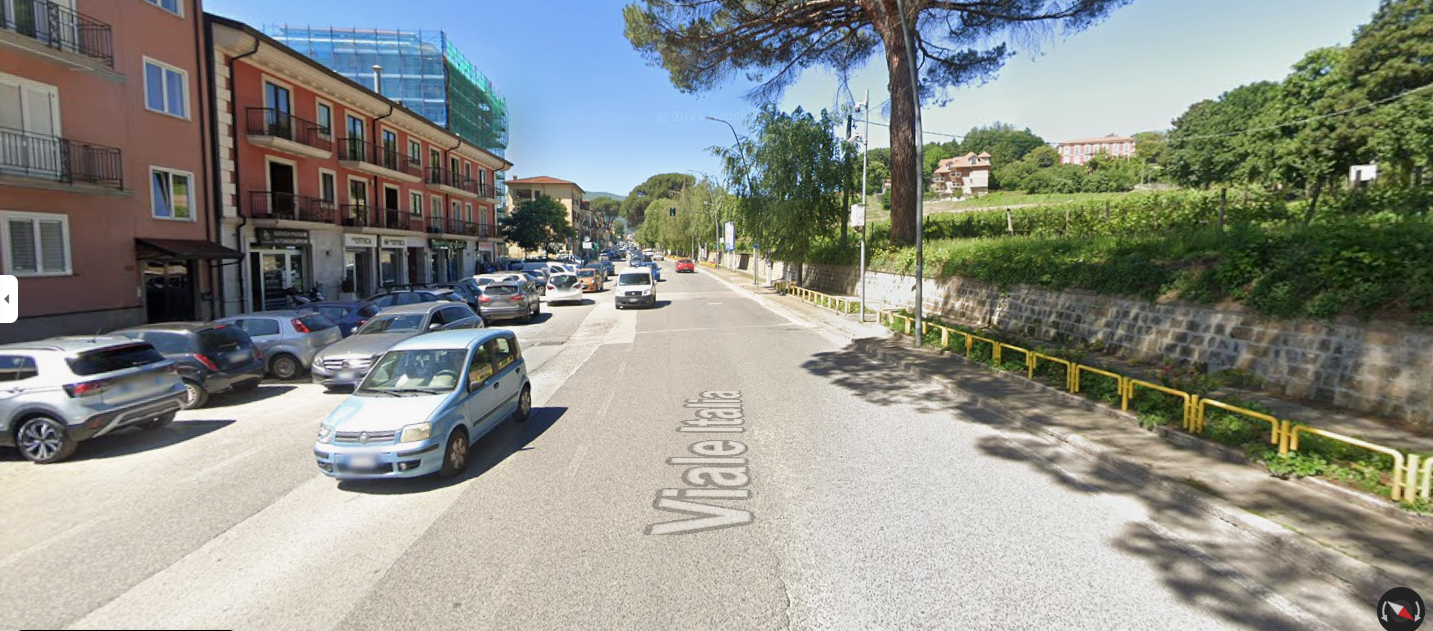 Immobile commerciale in Affitto a Avellino, 2'200€, 210 m²