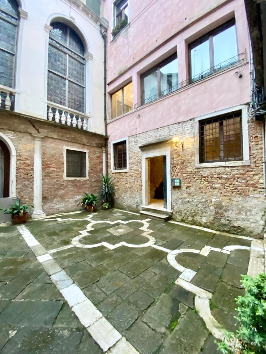 Foto 25 di 27 - Appartamento in vendita a Venezia