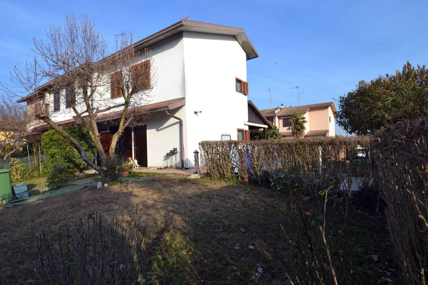 Foto 1 di 20 - Villa a schiera in vendita a Pieve Fissiraga