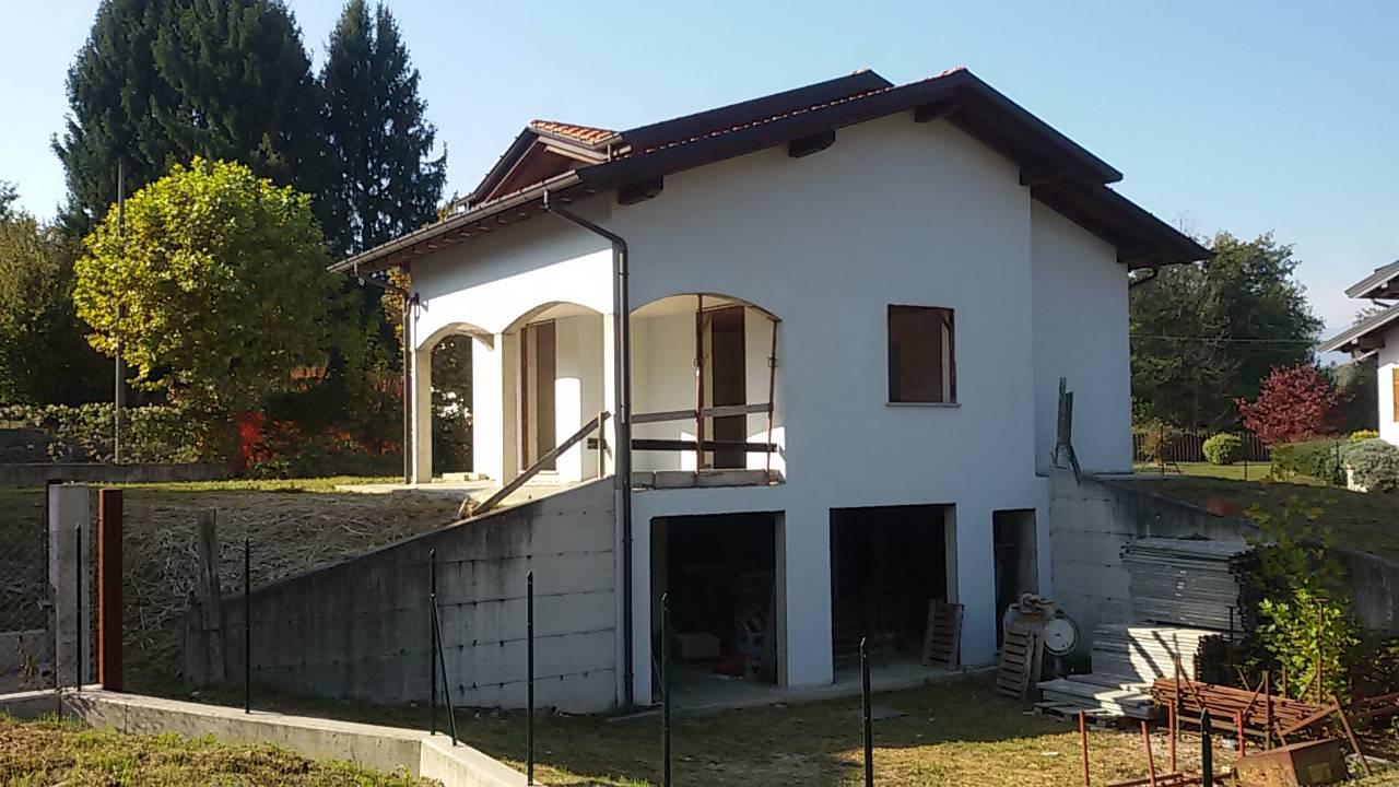 Casa indipendente in vendita a Leggiuno (VA)