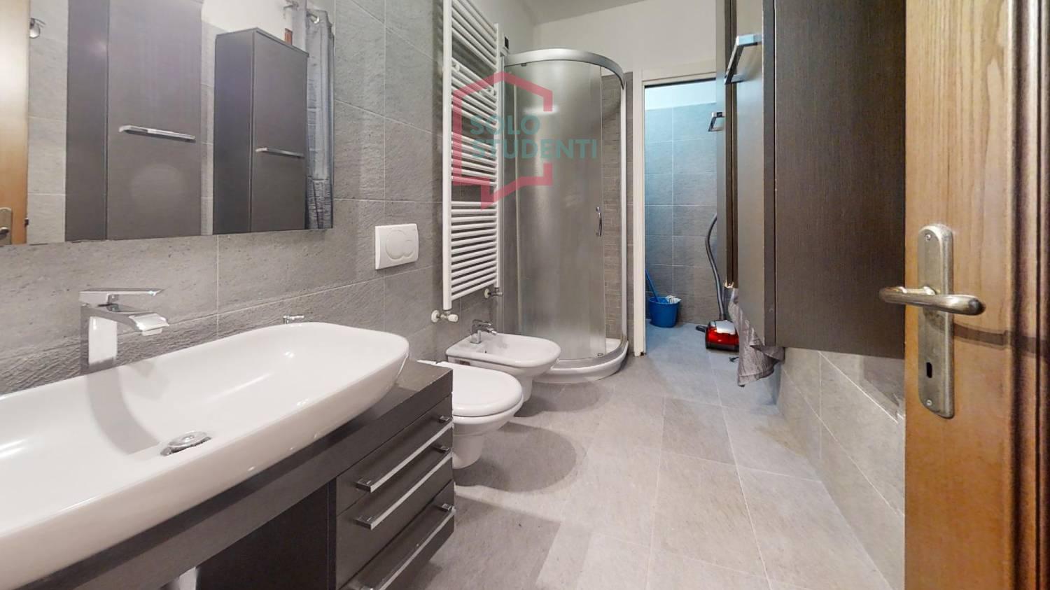 https://img.idia-cdn.it/images/wm/1759/32505/__IAAS1zU__De-Bianchi-Bathroom1.jpg