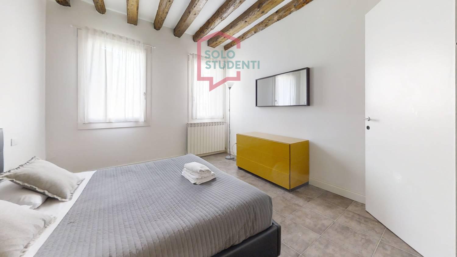 https://img.idia-cdn.it/images/wm/1759/34257/__IAAS1zU__Cannaregio-Bedroom.jpg