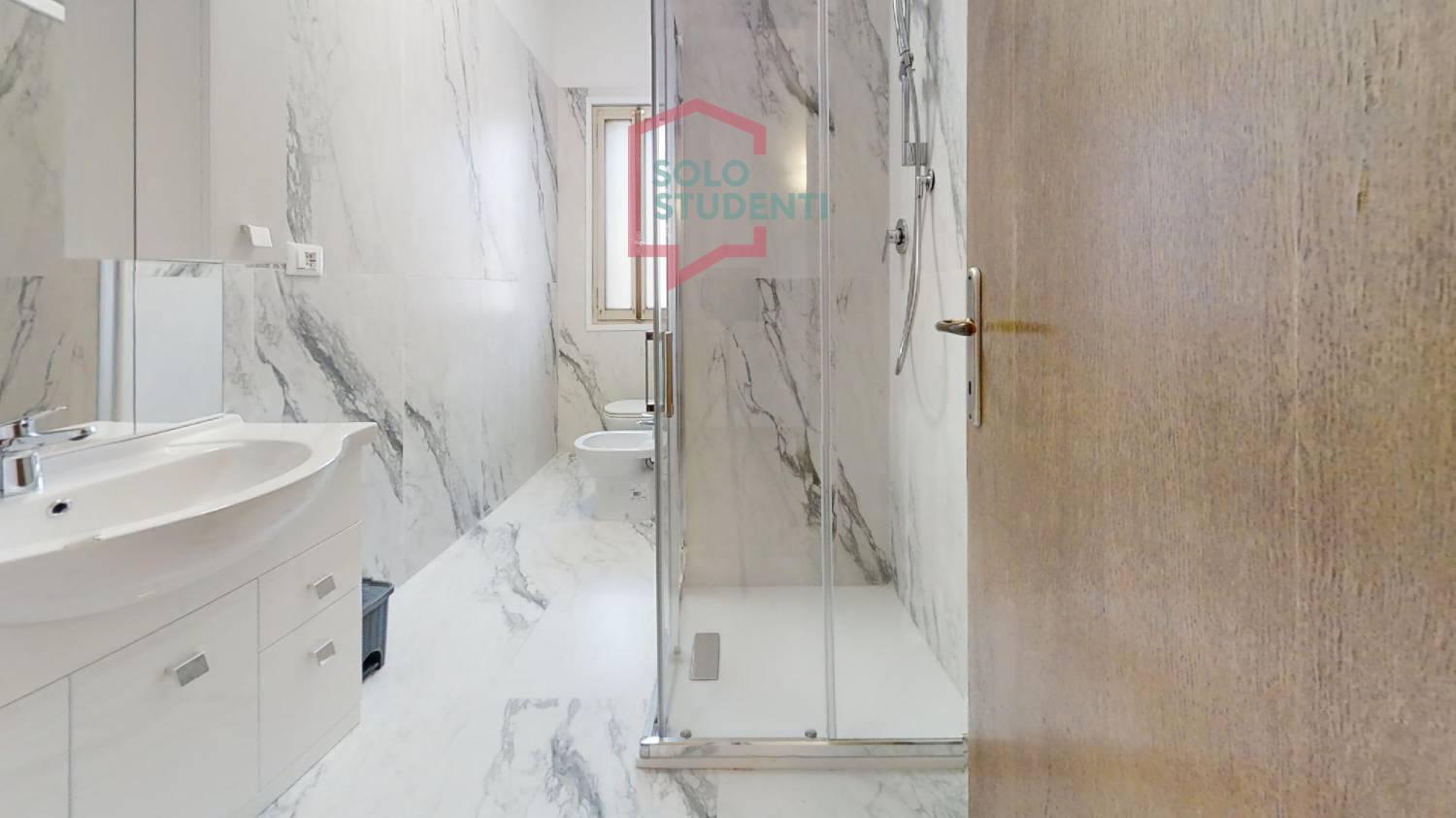 https://img.idia-cdn.it/images/wm/1759/38056/__IAAS1zU__51-Via-Giosue-Carducci-Bathroom5.jpg