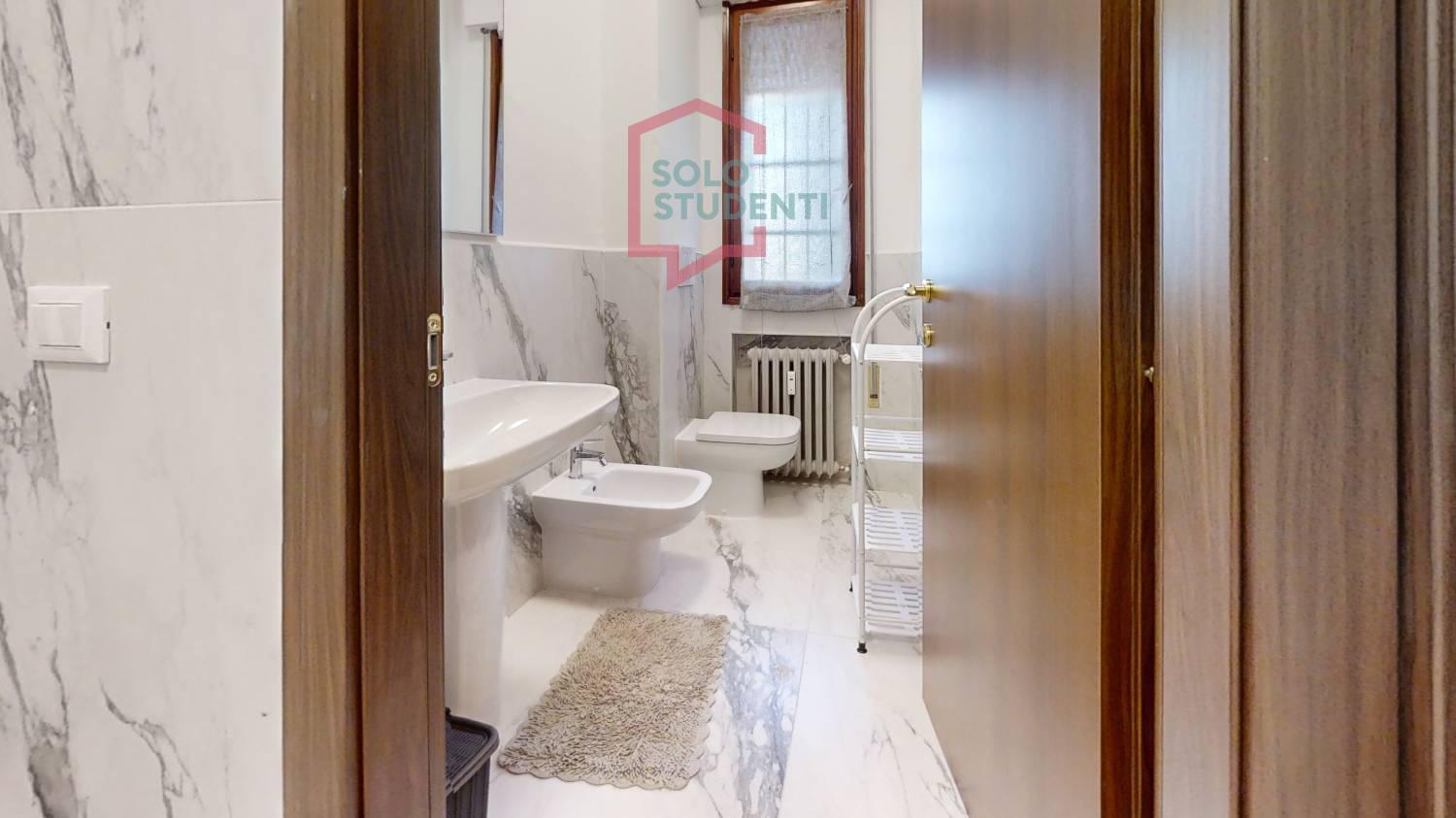 https://img.idia-cdn.it/images/wm/1759/38986/__IAAS1zU__Via-Mazzini-Bathroom.jpg