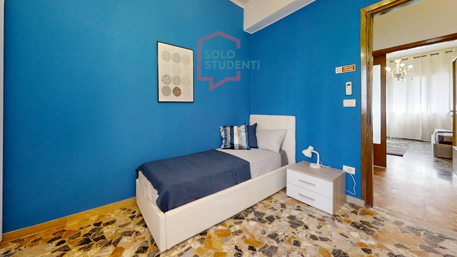 https://img.idia-cdn.it/images/wm/1759/41562/__IAAS1zU__Via-Carducci-54-Bedroom1.jpg