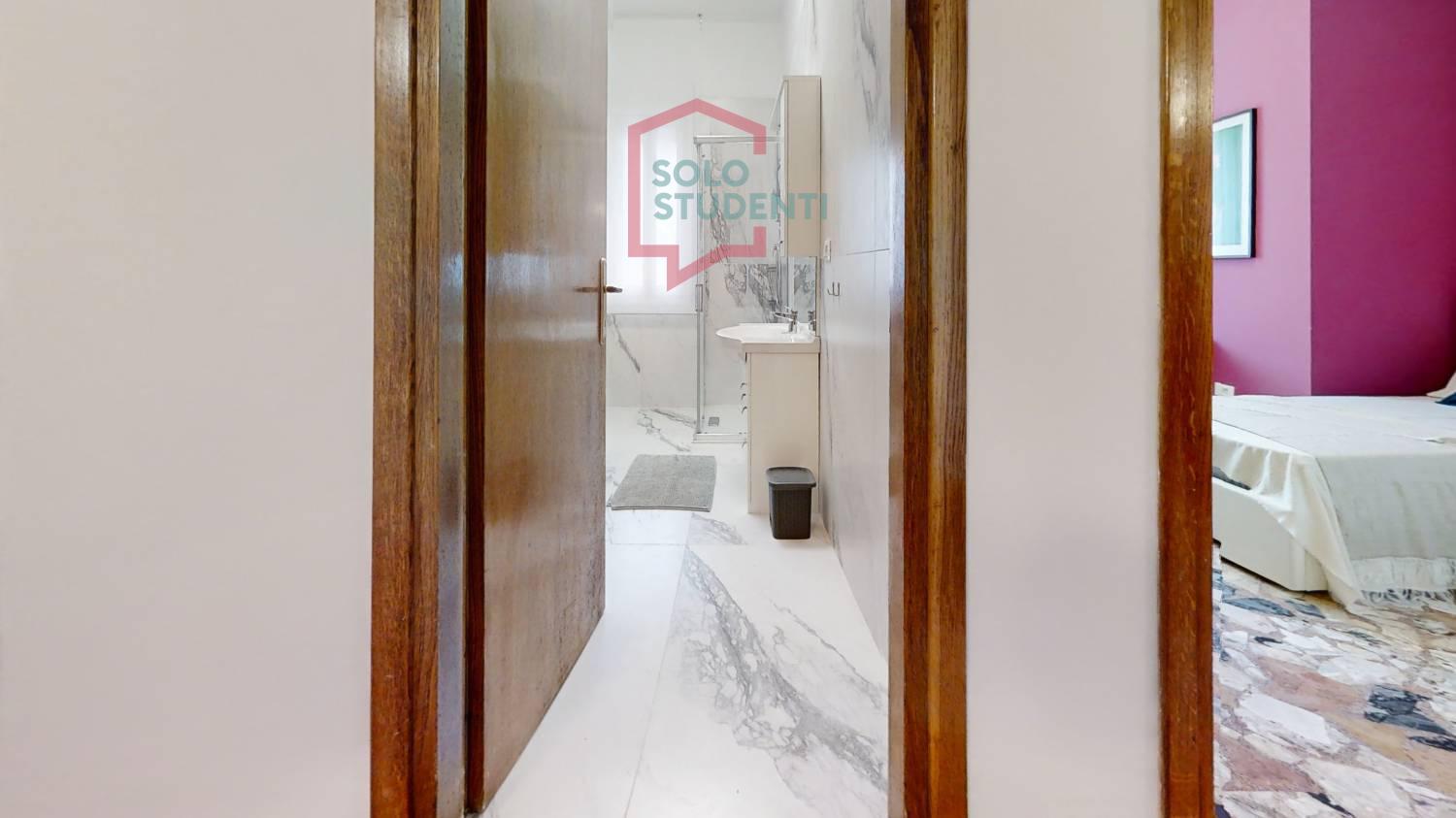 https://img.idia-cdn.it/images/wm/1759/45242/__IAAS1zU__Bathroom2.jpg