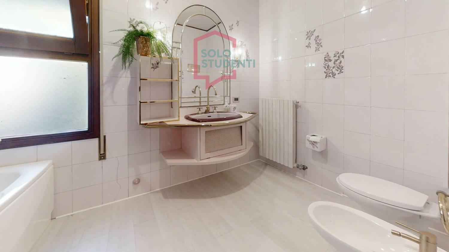 https://img.idia-cdn.it/images/wm/1759/48706/__IAAS1zU__Via-Fogazzaro-1-Bathroom.jpg
