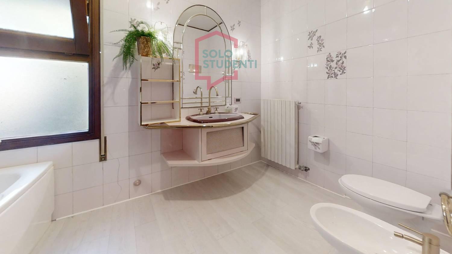 
 https://img.idia-cdn.it/images/wm/1759/48706/__IAAS1zU__Via-Fogazzaro-1-Bathroom.jpg 
