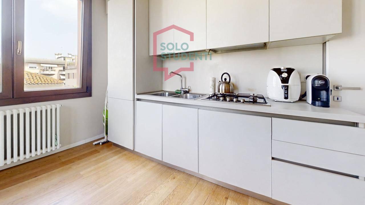 https://img.idia-cdn.it/images/wm/1759/49146/__IAAS1zU__Via-Passo-buole-5-2-Piano-Kitchen.jpg