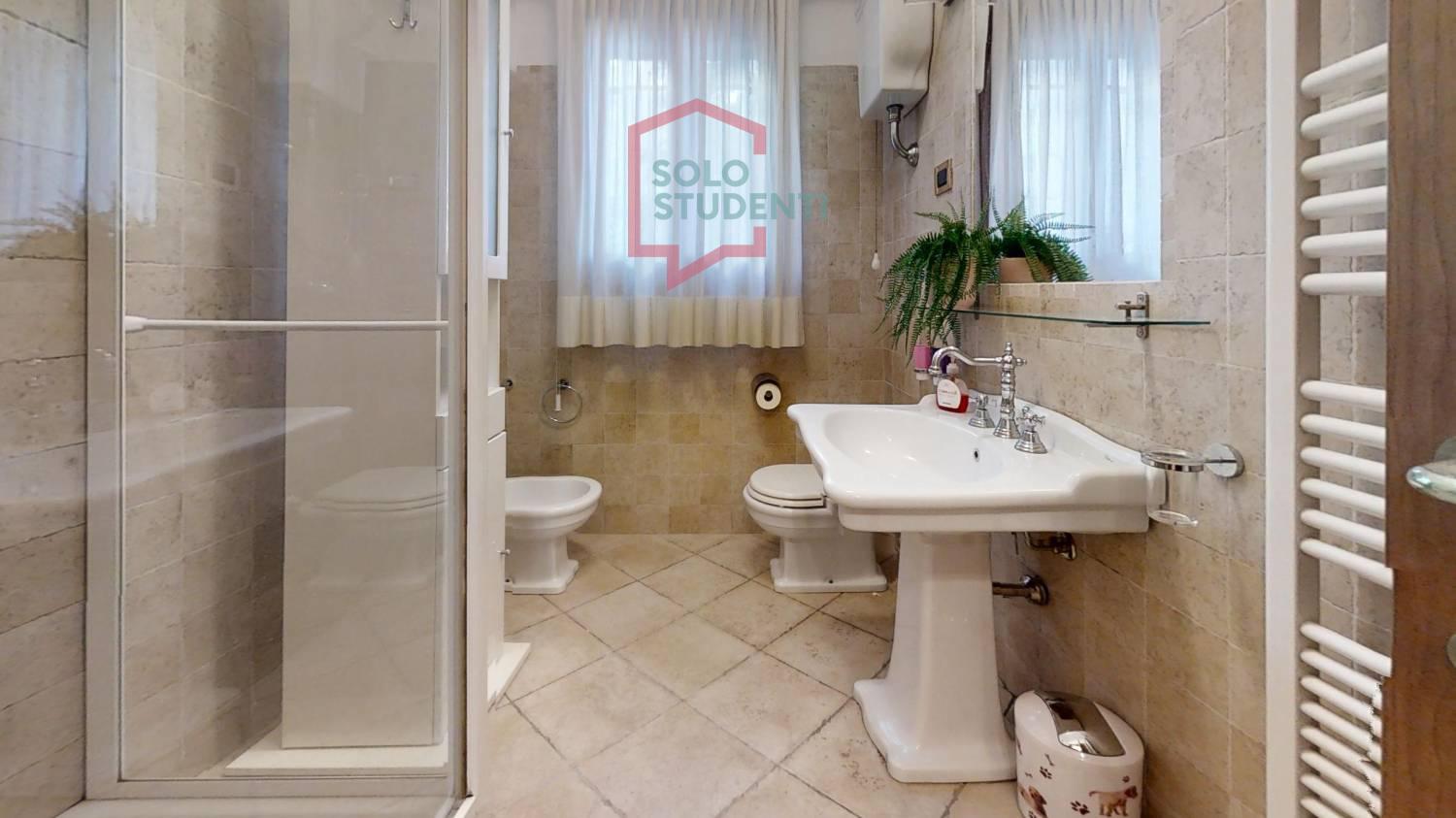 https://img.idia-cdn.it/images/wm/1759/49472/__IAAS1zU__Via-Torino-7-Bathroom.jpg