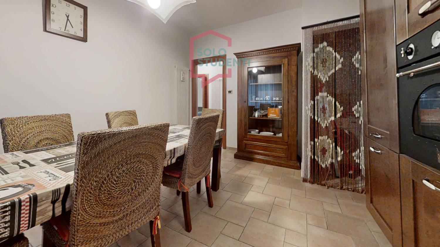 
 https://img.idia-cdn.it/images/wm/1759/49472/__IAAS1zU__Via-Torino-7-Dining-Room_1.jpg 
