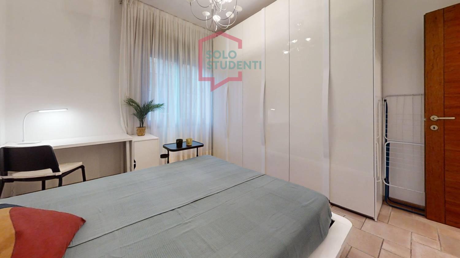 https://img.idia-cdn.it/images/wm/1759/49473/__IAAS1zU__Via-Torino-7-Bedroom_1.jpg