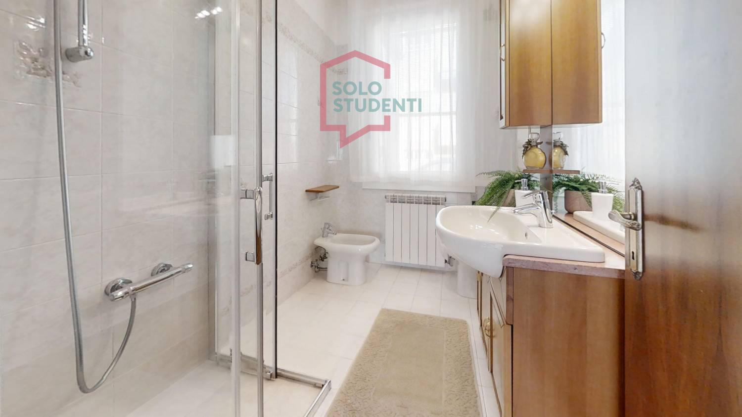 https://img.idia-cdn.it/images/wm/1759/49585/__IAAS1zU__Via-Benelli-8-Bathroom.jpg