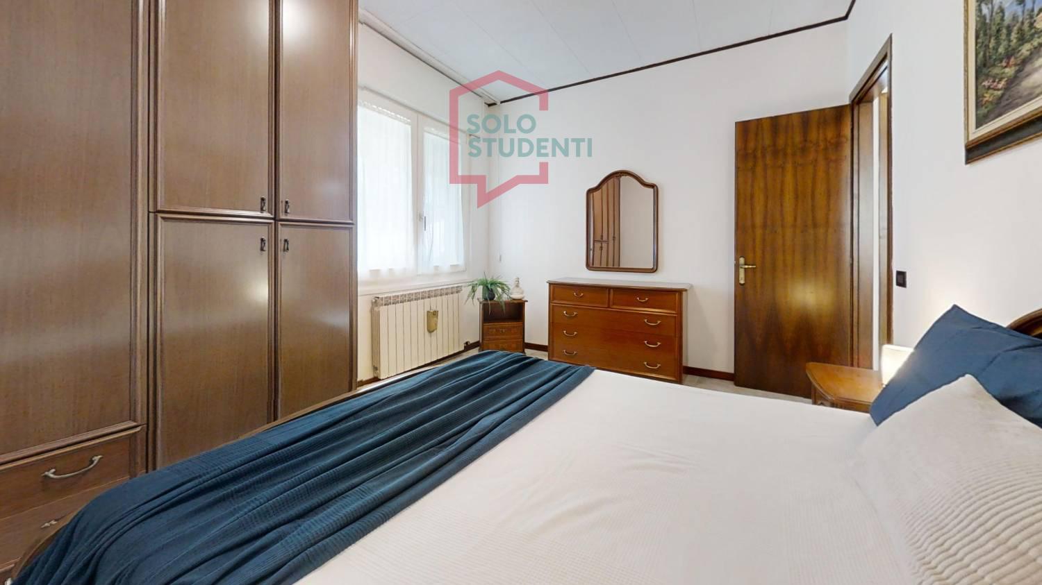 https://img.idia-cdn.it/images/wm/1759/49585/__IAAS1zU__Via-Benelli-8-Bedroom.jpg