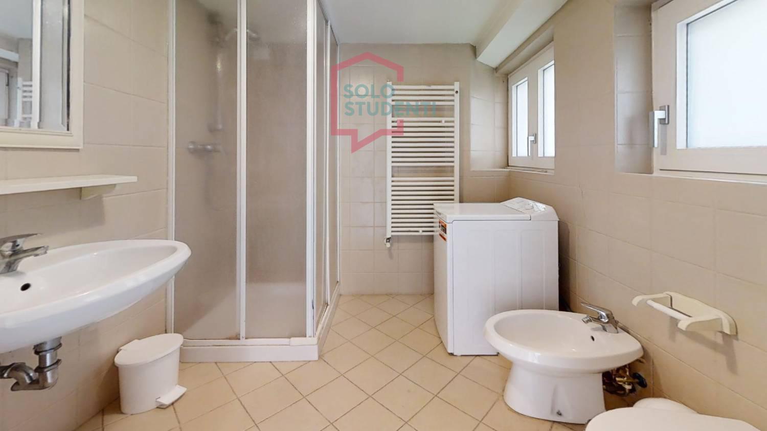 https://img.idia-cdn.it/images/wm/1759/50365/__IAAS1zU__Santi-Apostoli-1-piano-Bathroom.jpg