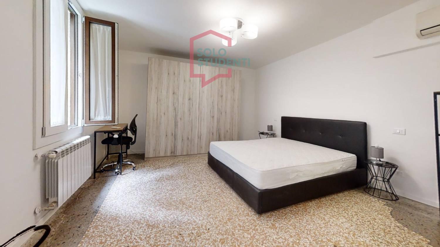 https://img.idia-cdn.it/images/wm/1759/50365/__IAAS1zU__Santi-Apostoli-1-piano-Bedroom.jpg