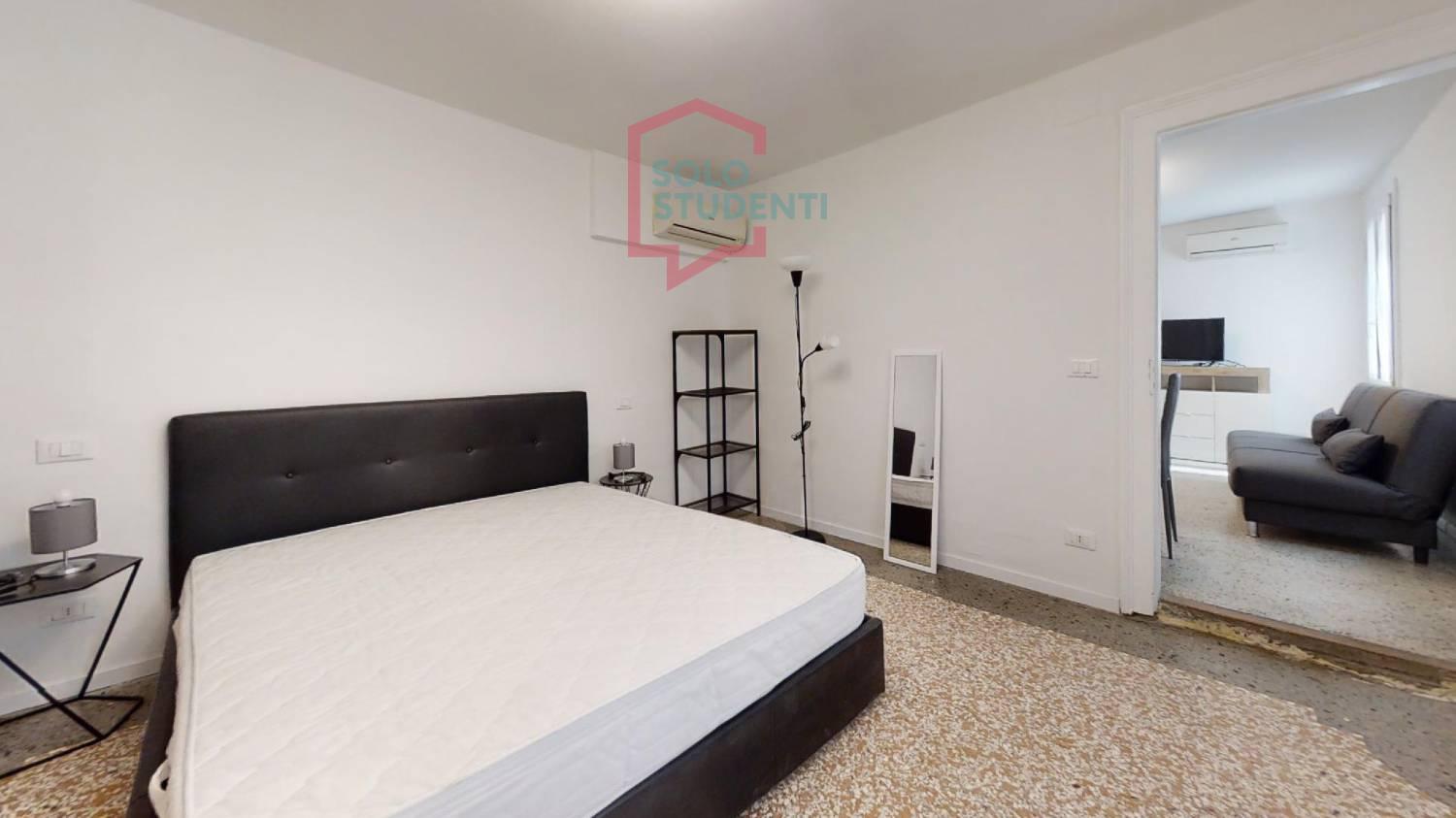 https://img.idia-cdn.it/images/wm/1759/50365/__IAAS1zU__Santi-Apostoli-1-piano-Bedroom1.jpg