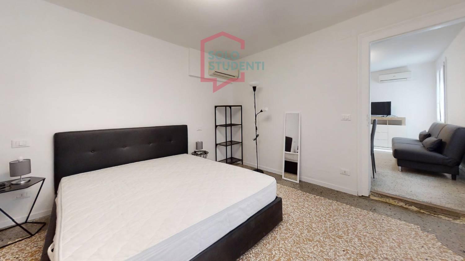 
 https://img.idia-cdn.it/images/wm/1759/50365/__IAAS1zU__Santi-Apostoli-1-piano-Bedroom1.jpg 
