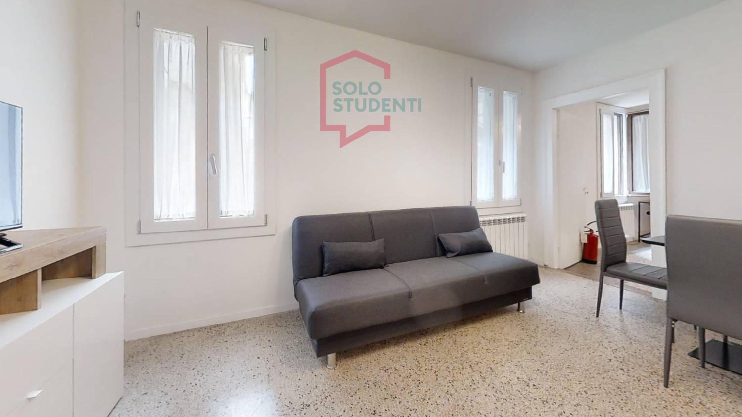 https://img.idia-cdn.it/images/wm/1759/50365/__IAAS1zU__Santi-Apostoli-1-piano-Living-Room.jpg