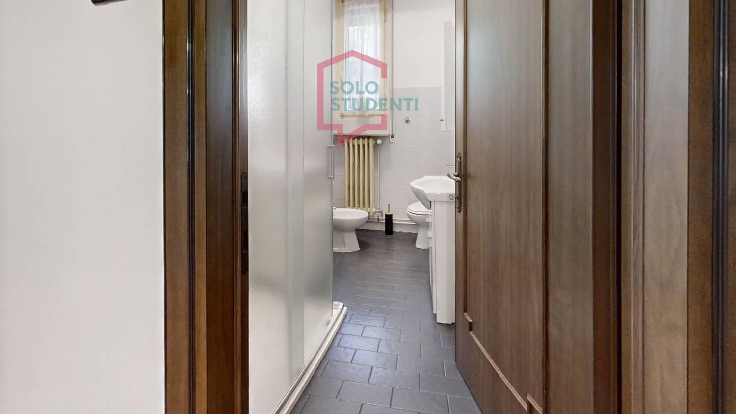 https://img.idia-cdn.it/images/wm/1759/50371/__IAAS1zU__Bifi-piano-terra-Bathroom.jpg