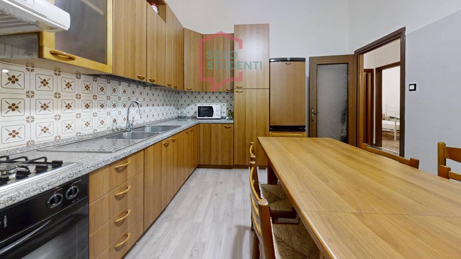 https://img.idia-cdn.it/images/wm/1759/50371/__IAAS1zU__Bifi-piano-terra-Kitchen.jpg