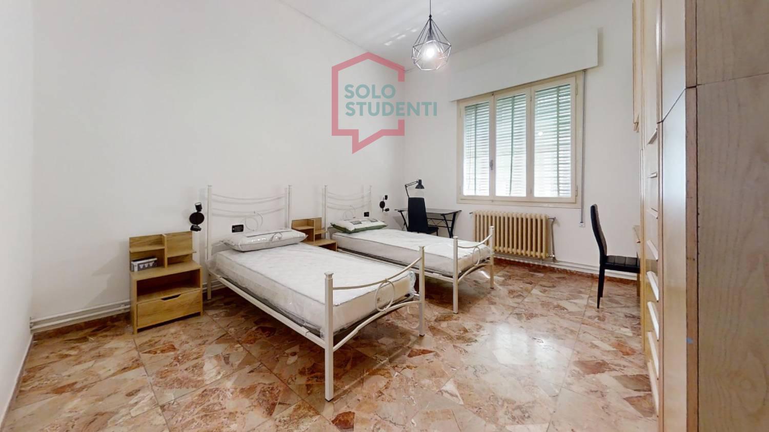 https://img.idia-cdn.it/images/wm/1759/50373/__IAAS1zU__Bifi-piano-terra-Bedroom6.jpg