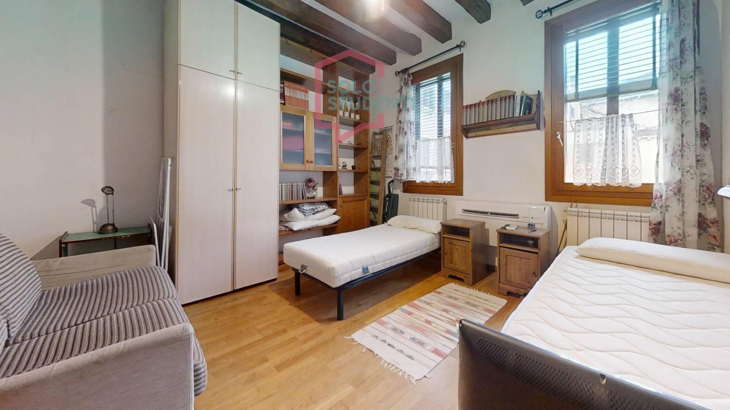 
 https://img.idia-cdn.it/images/wm/1759/50407/__IAAS1zU__Castello-2806-Venezia-Bedroom.jpg 
