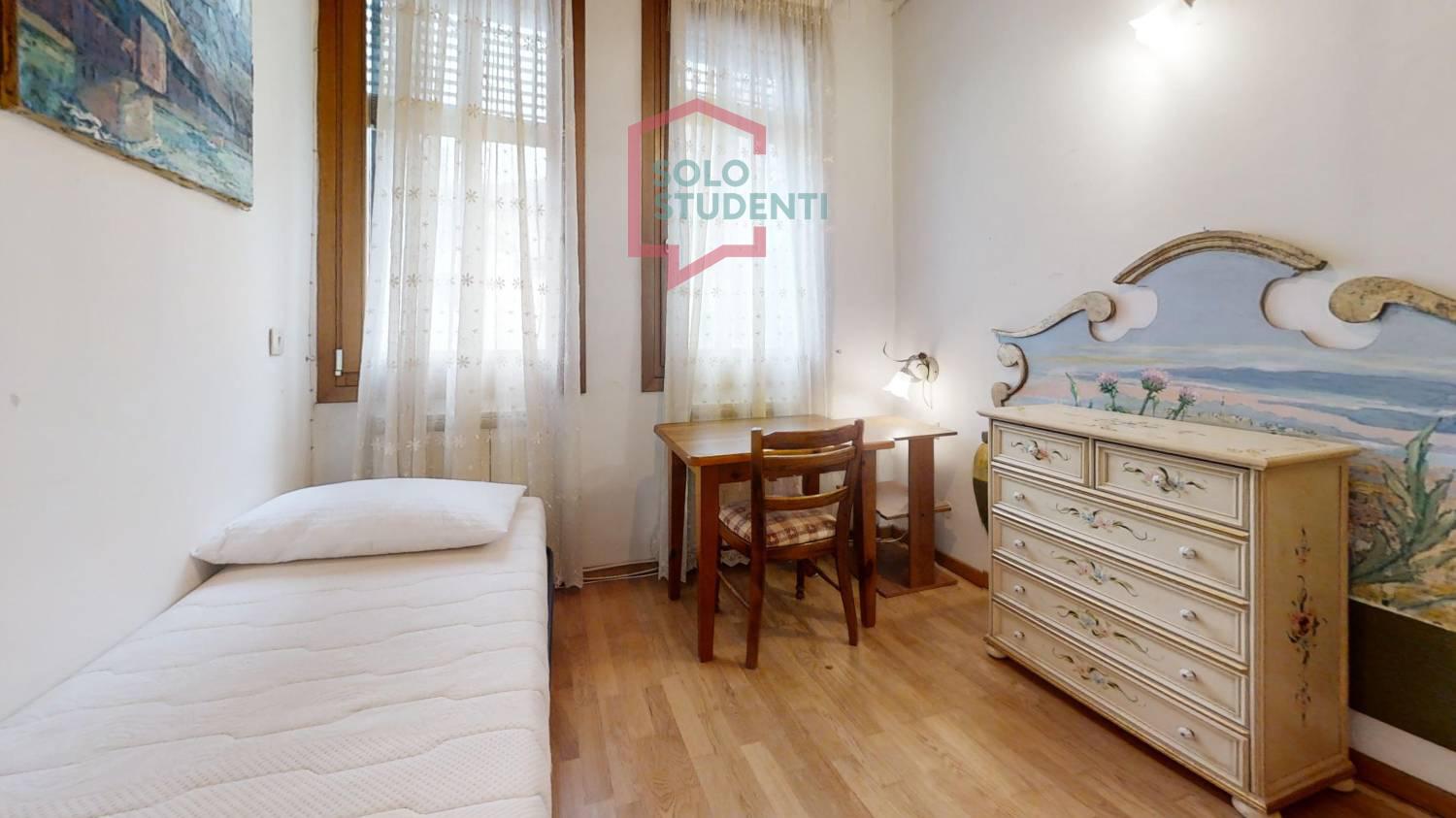 
 https://img.idia-cdn.it/images/wm/1759/50413/__IAAS1zU__Castello-2806-Venezia-Bedroom_1.jpg 
