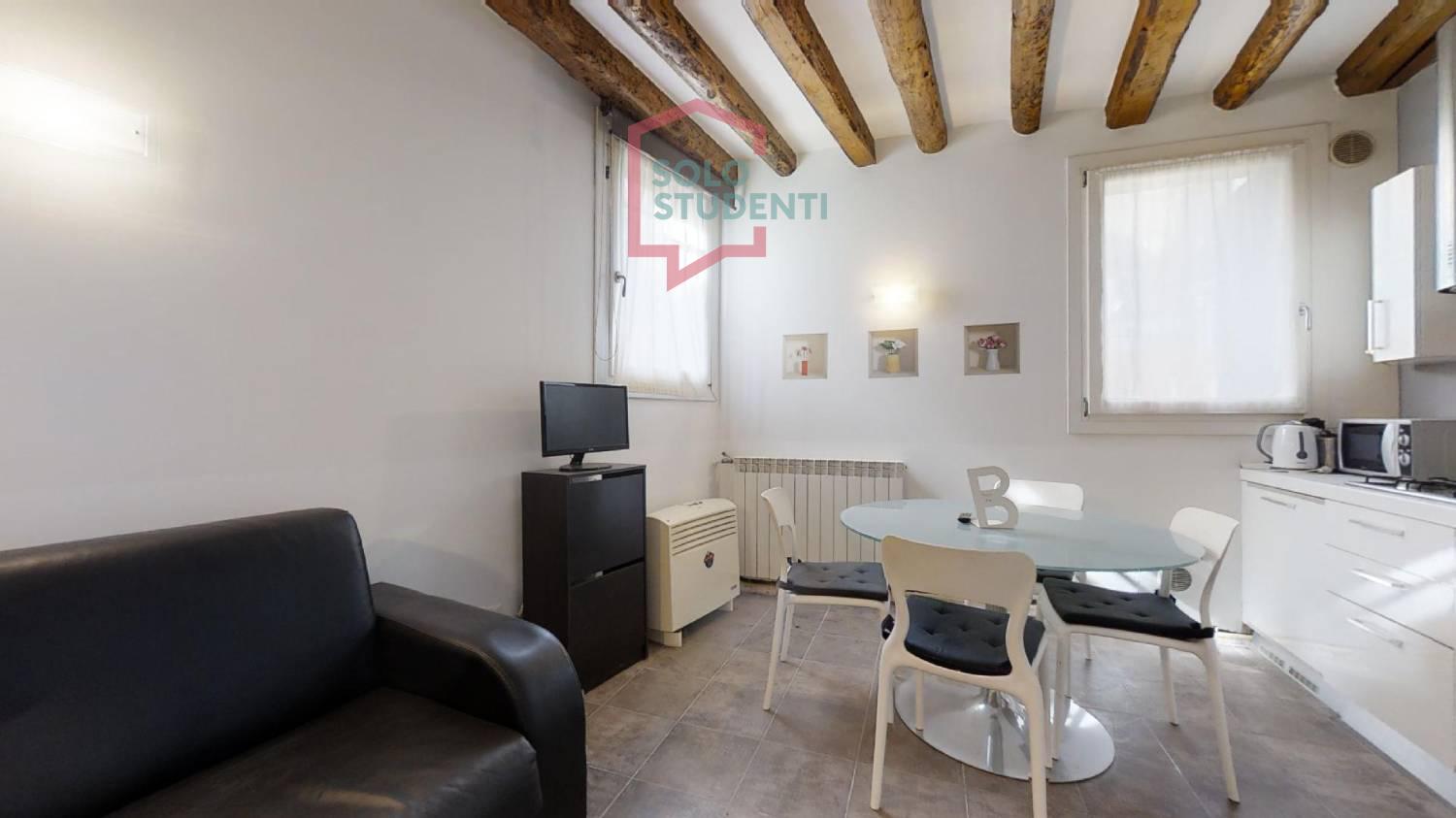 https://img.idia-cdn.it/images/wm/1759/50430/__IAAS1zU__Cannaregio-Gatto-05102022_1212131.jpg