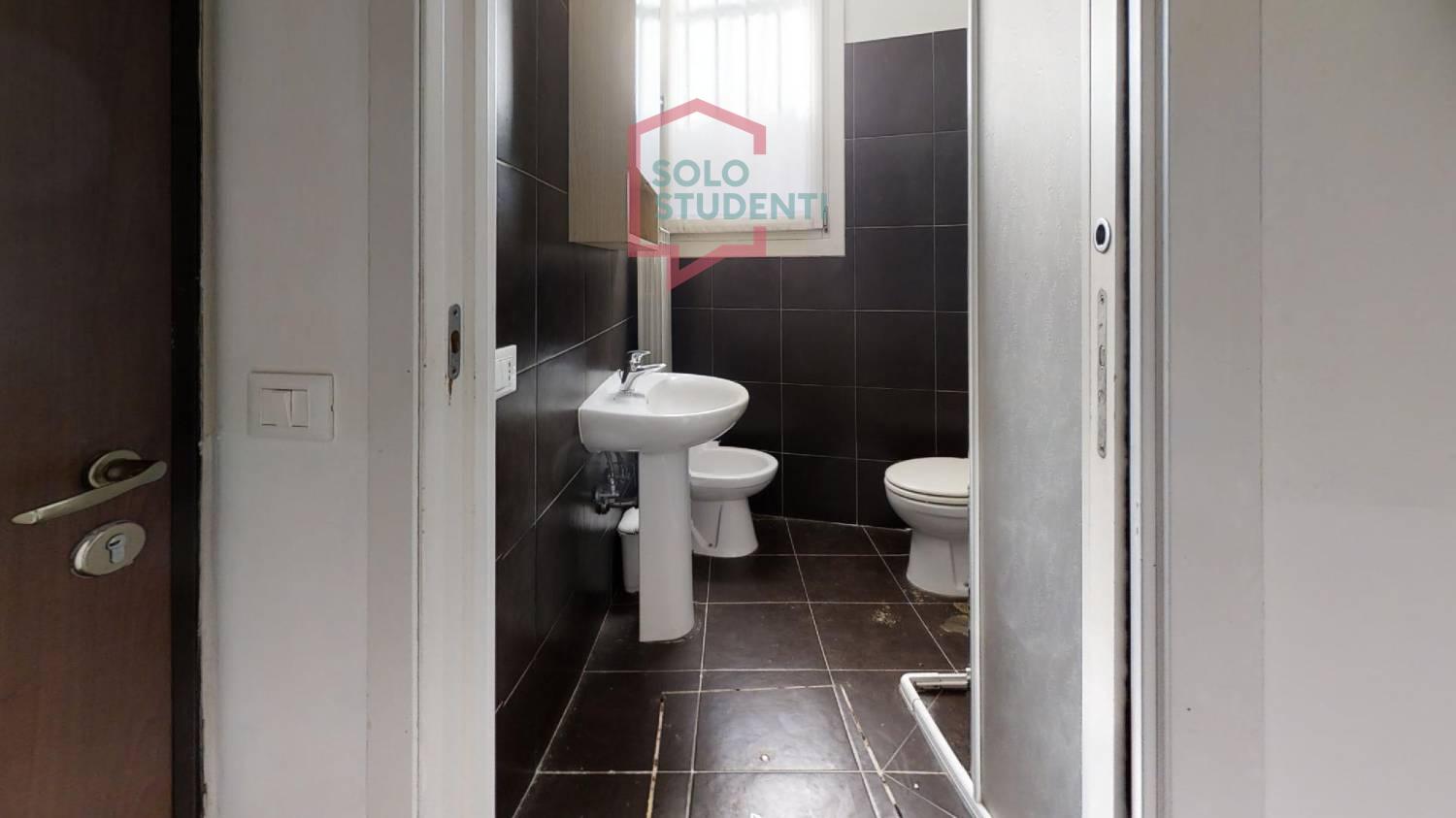 https://img.idia-cdn.it/images/wm/1759/50430/__IAAS1zU__Cannaregio-Gatto-Bathroom2.jpg