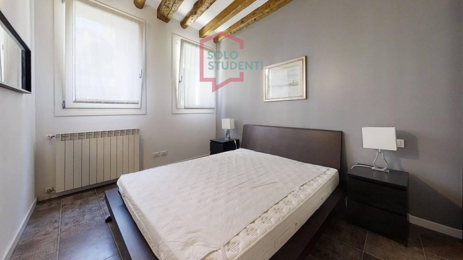https://img.idia-cdn.it/images/wm/1759/50430/__IAAS1zU__Cannaregio-Gatto-Bedroom2.jpg