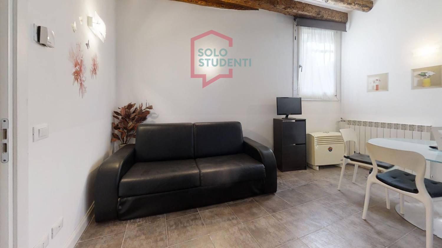 https://img.idia-cdn.it/images/wm/1759/50430/__IAAS1zU__Cannaregio-Gatto-Living-Room3.jpg