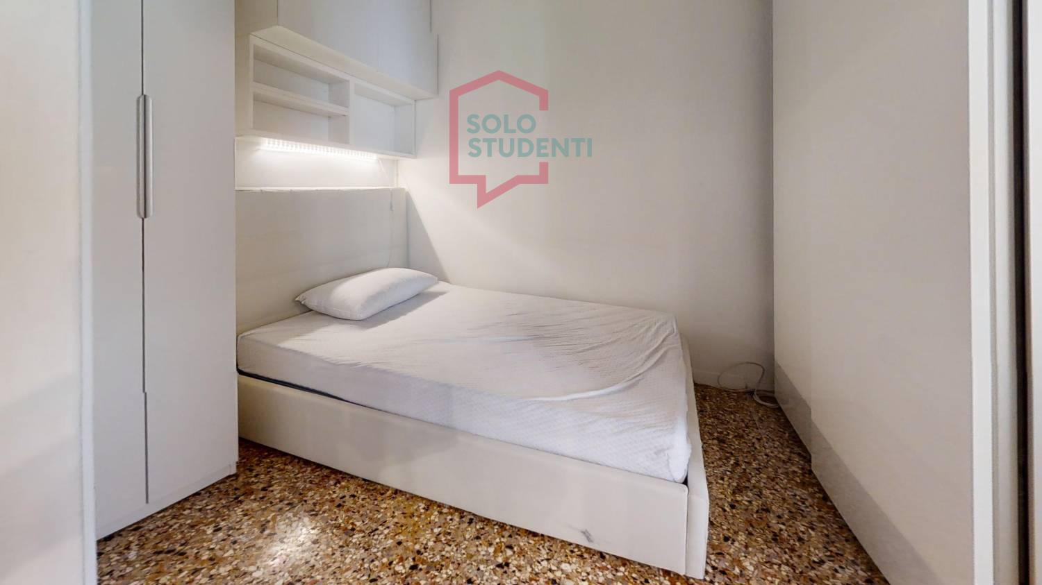 https://img.idia-cdn.it/images/wm/1759/50436/__IAAS1zU__San-Polo-1317-venezia-Bathroom.jpg