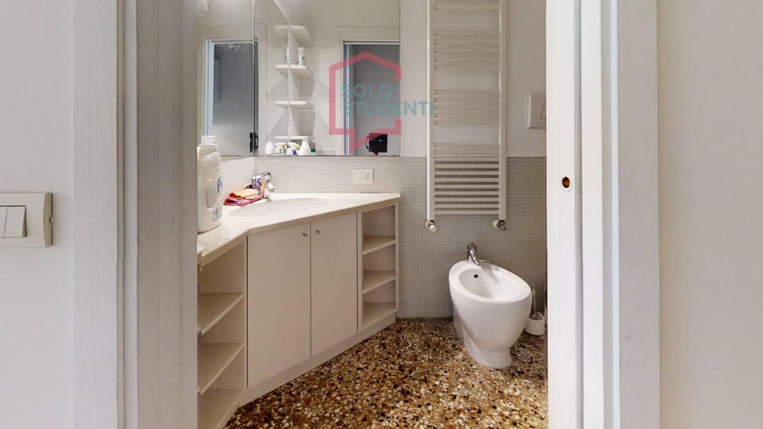 https://img.idia-cdn.it/images/wm/1759/50436/__IAAS1zU__San-Polo-1317-venezia-Bathroom_1.jpg