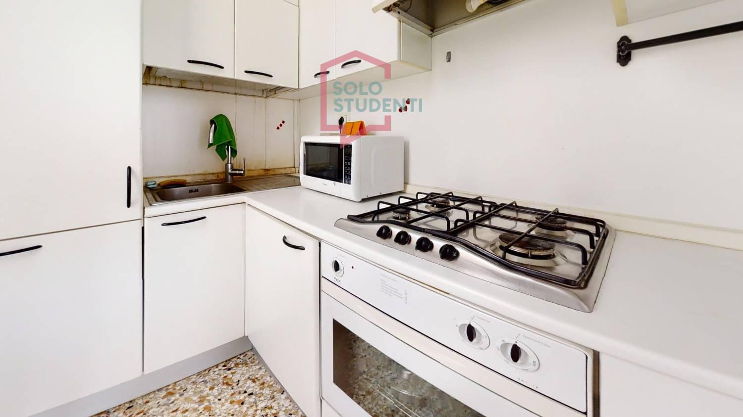 https://img.idia-cdn.it/images/wm/1759/50436/__IAAS1zU__San-Polo-1317-venezia-Kitchen.jpg