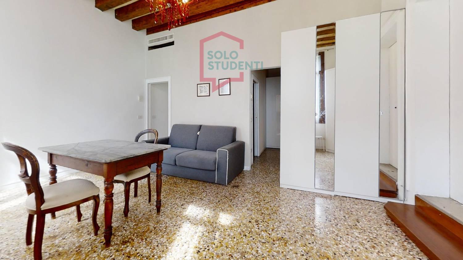 https://img.idia-cdn.it/images/wm/1759/50436/__IAAS1zU__San-Polo-1317-venezia-Living-Room.jpg