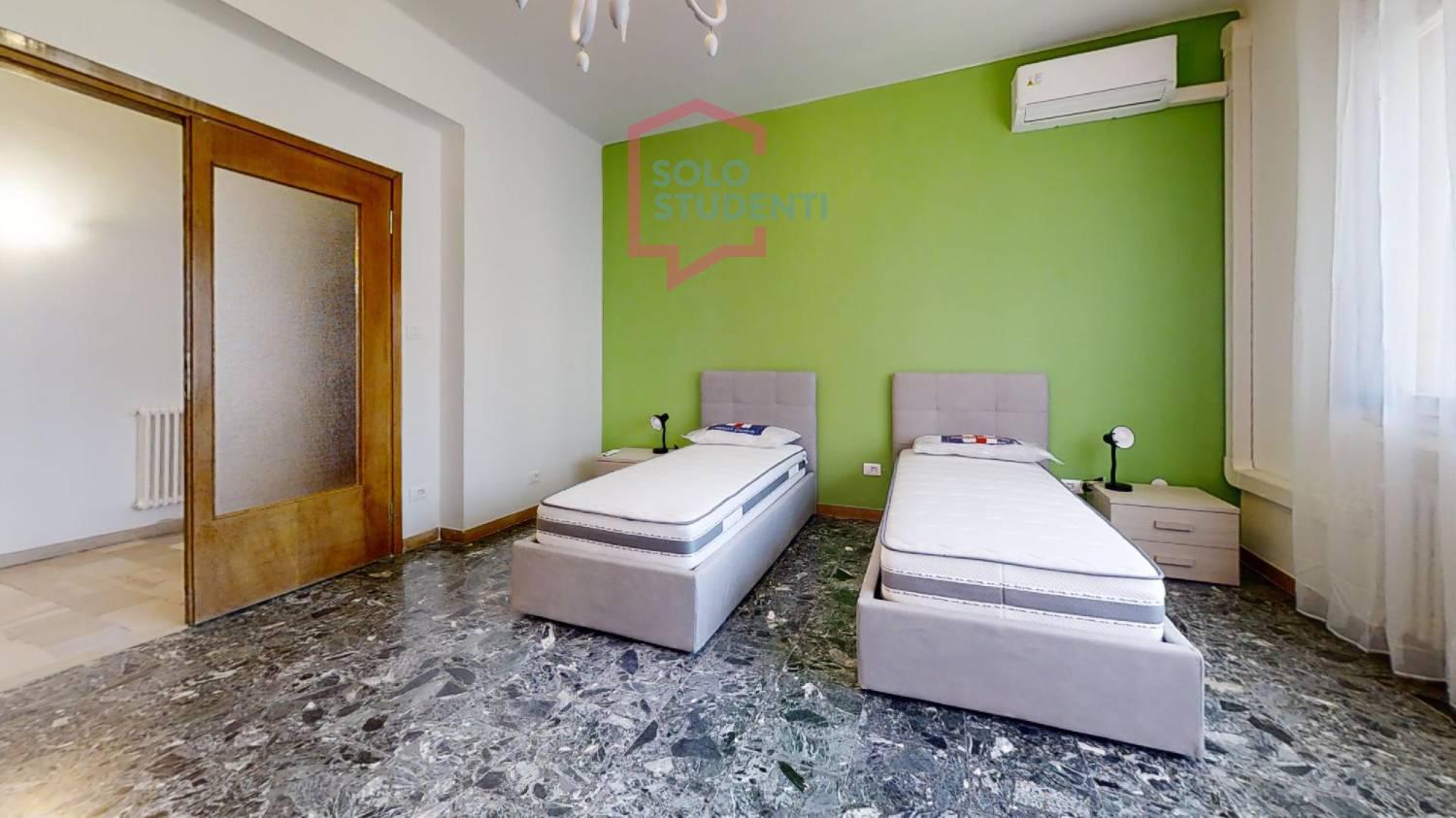 https://img.idia-cdn.it/images/wm/1759/50441/__IAAS1zU__51-Via-Giosue-Carducci-Bedroom1.jpg