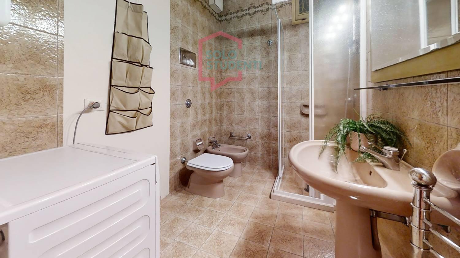 https://img.idia-cdn.it/images/wm/1759/51180/__IAAS1zU__Bathroom27.jpg