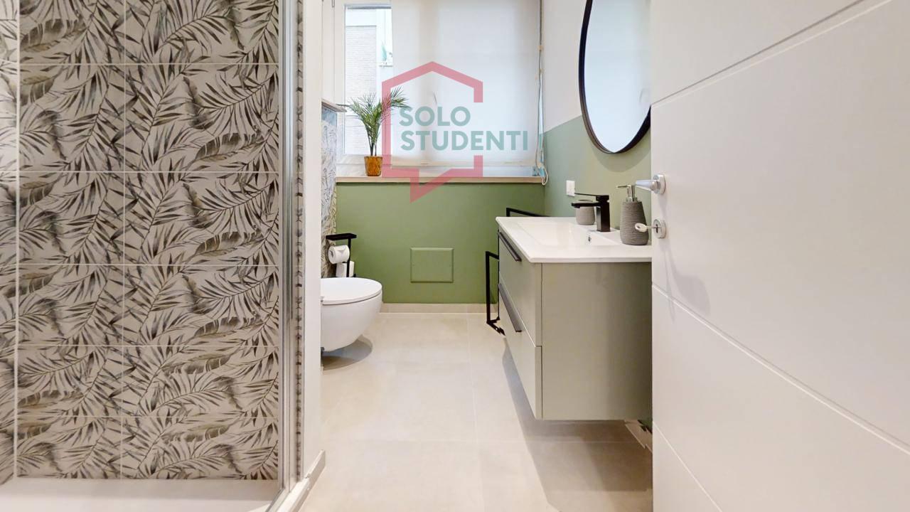 https://img.idia-cdn.it/images/wm/1759/51445/__IAAS1zU__Via-Mestrina-6-Scala-C-Bathroom_1.jpg