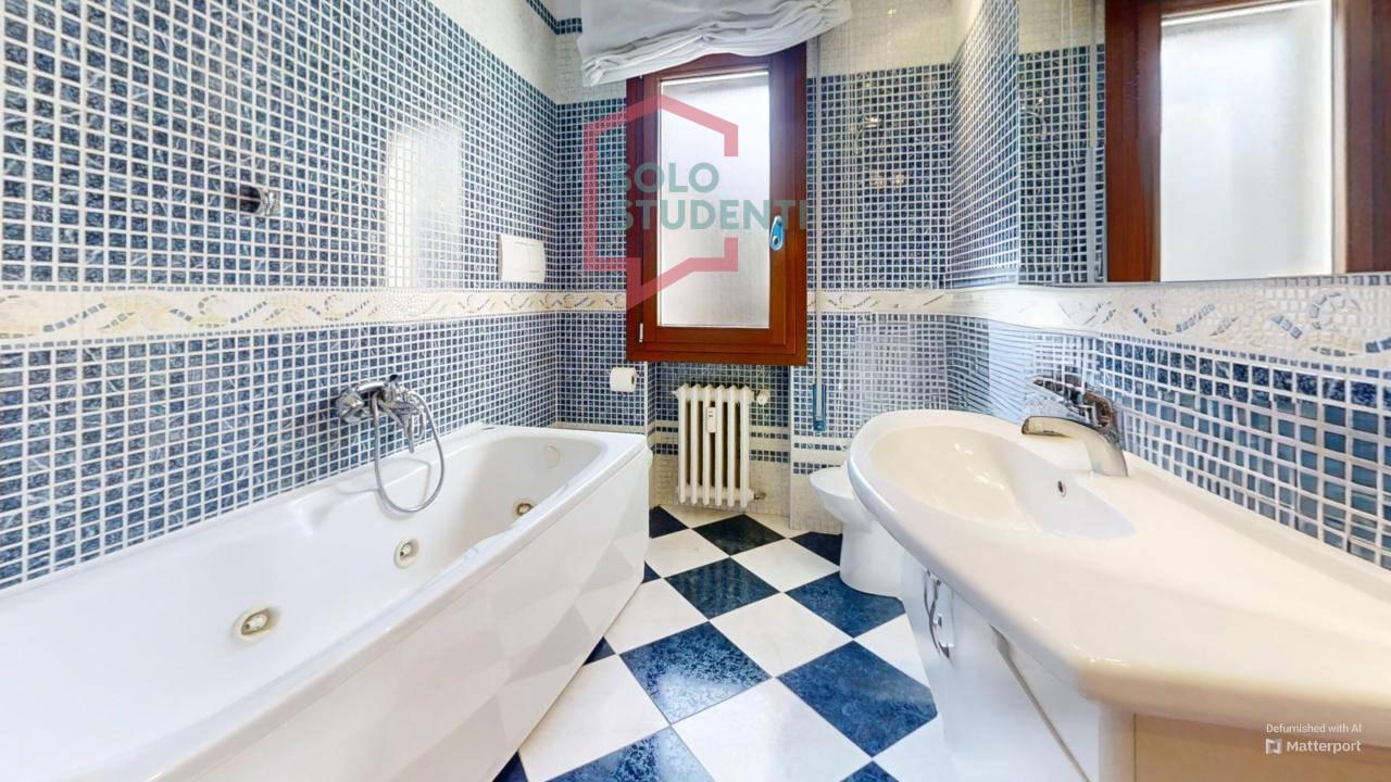 https://img.idia-cdn.it/images/wm/1759/51449/__IAAS1zU__Via-Tasso-13D-Bathroom-Defurnished.jpg