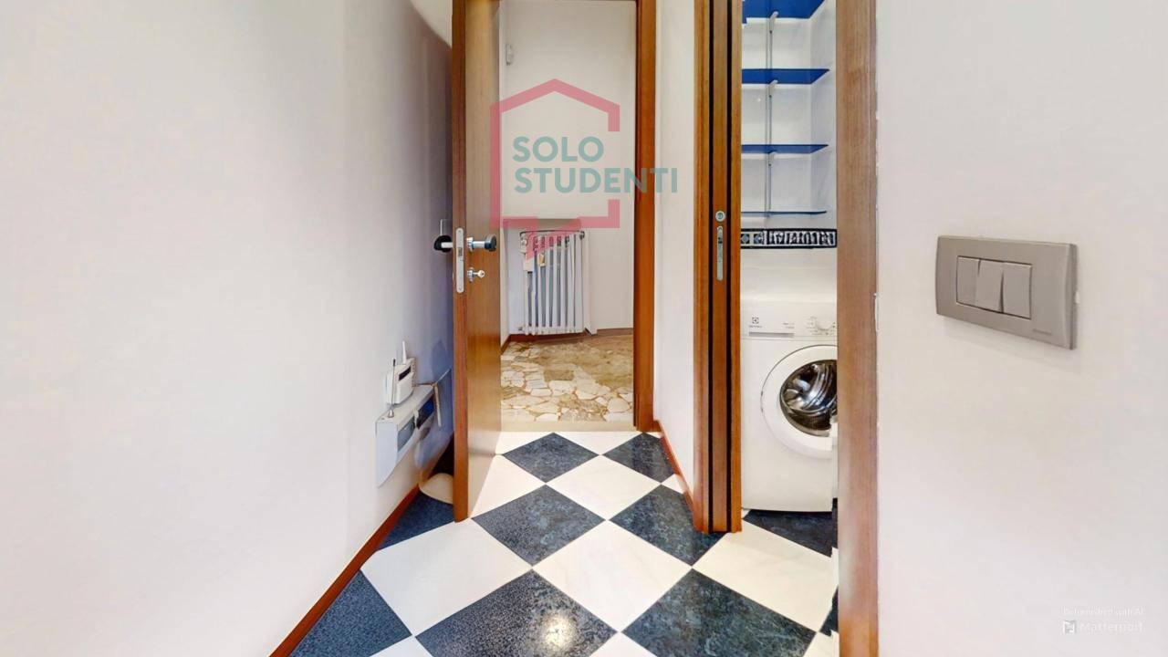 https://img.idia-cdn.it/images/wm/1759/51449/__IAAS1zU__Via-Tasso-13D-Bathroom-Defurnished_1.jpg