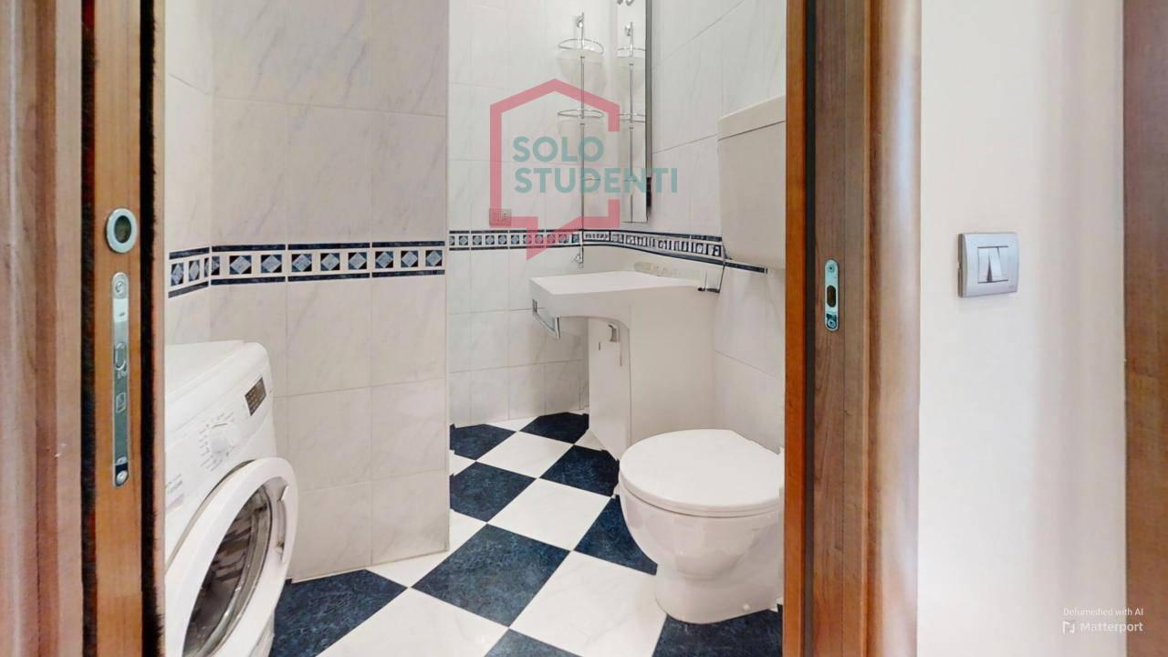 https://img.idia-cdn.it/images/wm/1759/51449/__IAAS1zU__Via-Tasso-13D-Bathroom-Defurnished_2.jpg
