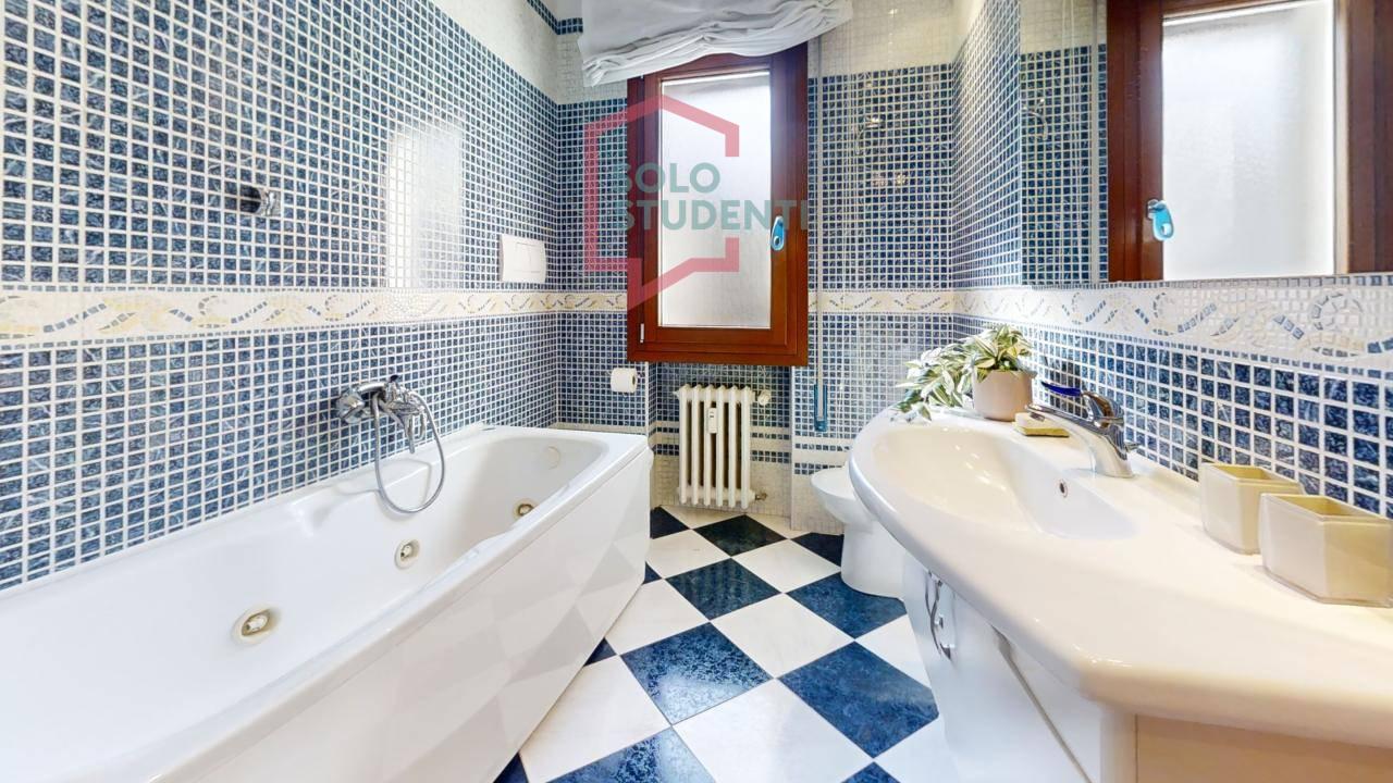 https://img.idia-cdn.it/images/wm/1759/51449/__IAAS1zU__Via-Tasso-13D-Bathroom_2.jpg