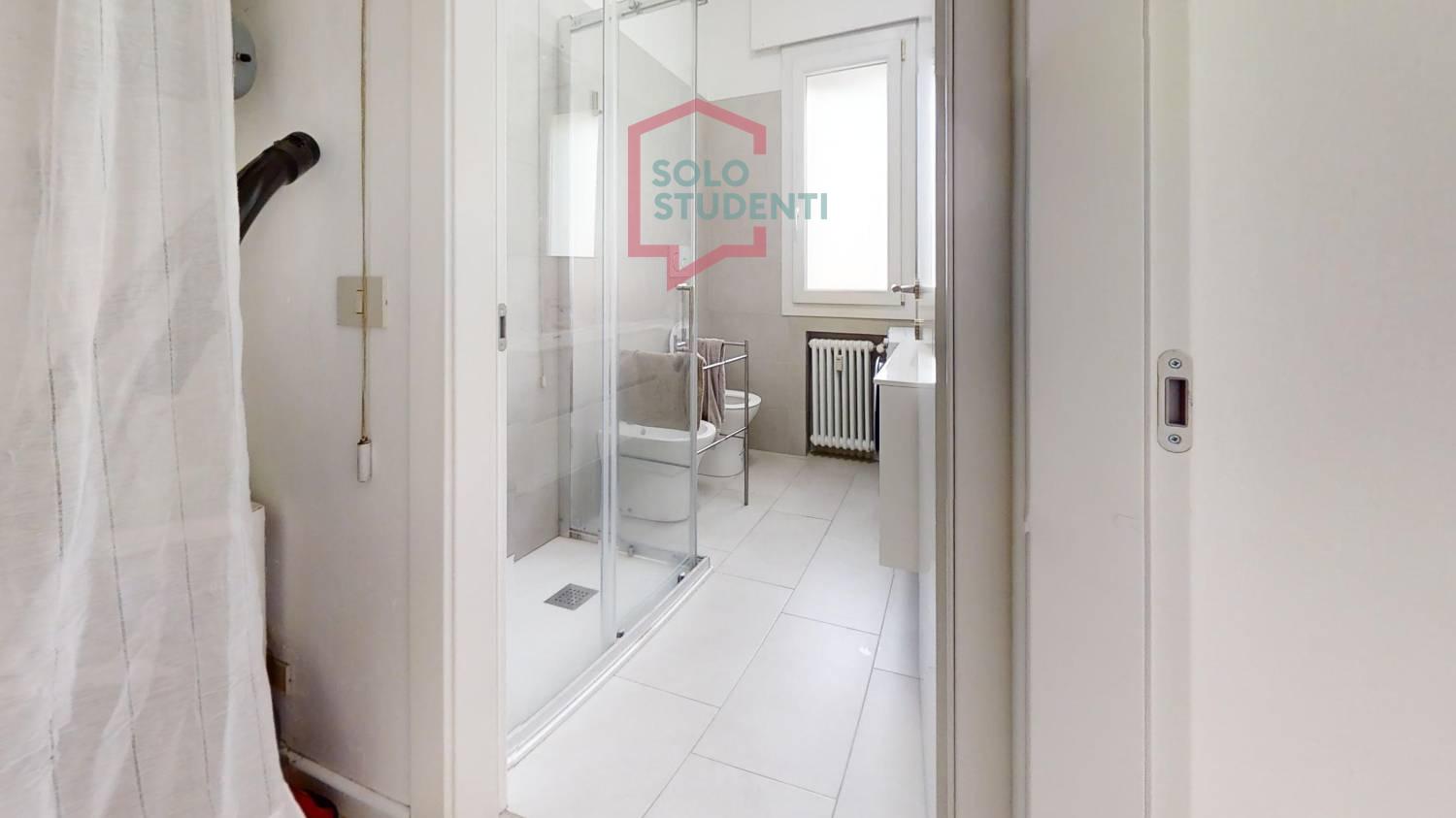 https://img.idia-cdn.it/images/wm/1759/51619/__IAAS1zU__Via-Trento-21-2-Piano-Bathroom.jpg