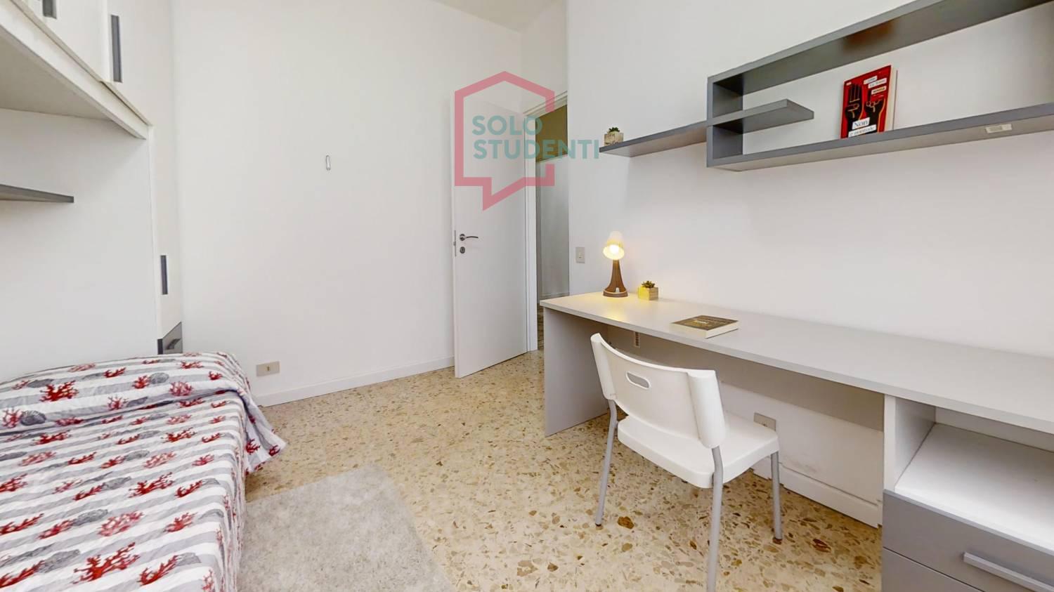 https://img.idia-cdn.it/images/wm/1759/51619/__IAAS1zU__Via-Trento-21-2-Piano-Bedroom.jpg