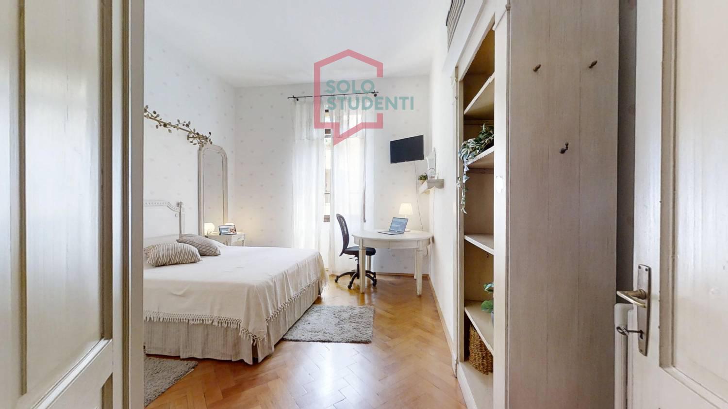 https://img.idia-cdn.it/images/wm/1759/52860/__IAAS1zU__Piazza-del-Castello-1-PD-22-06112025_194021.jpg