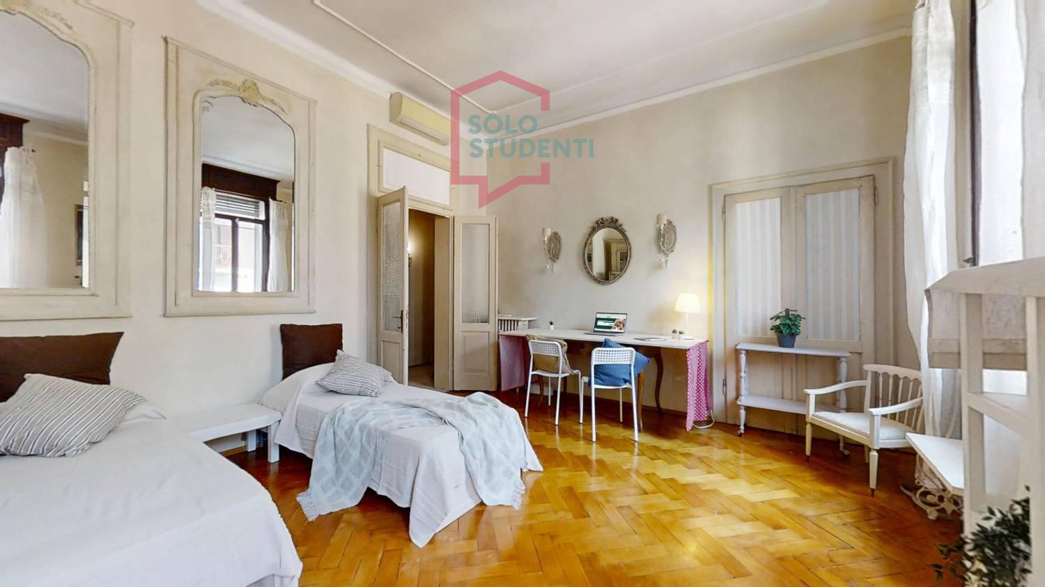 https://img.idia-cdn.it/images/wm/1759/52863/__IAAS1zU__Piazza-del-Castello-1-PD-22-06112025_193627.jpg