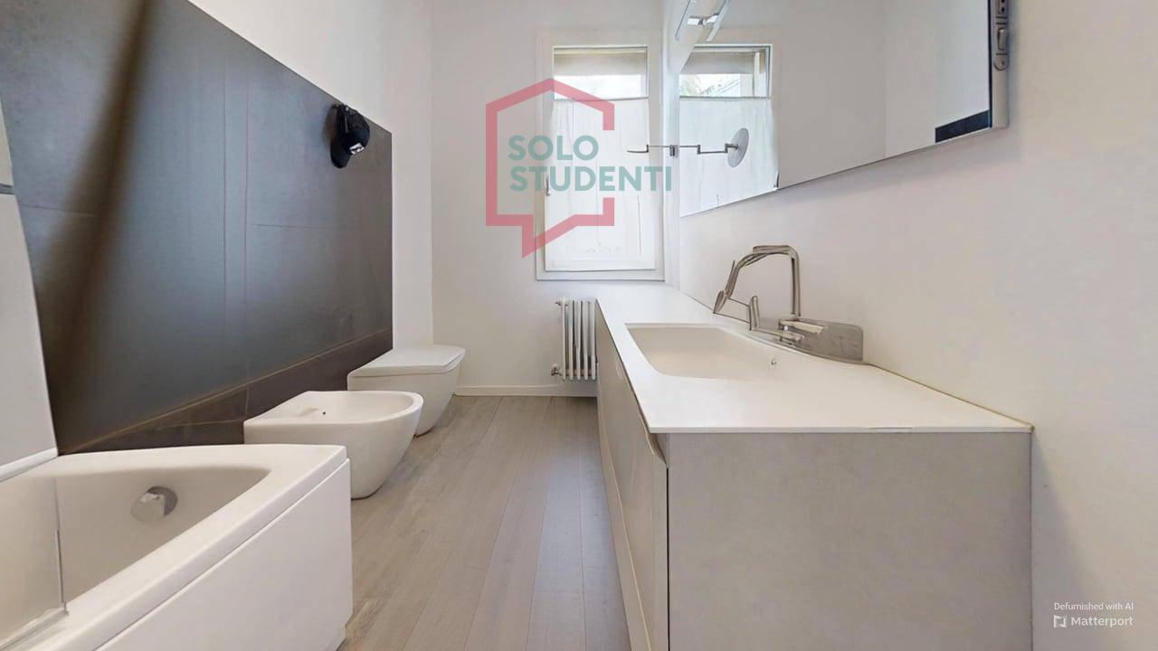 https://img.idia-cdn.it/images/wm/1759/53566/__IAAS1zU__Tv-02-Bathroom-Defurnished.jpg