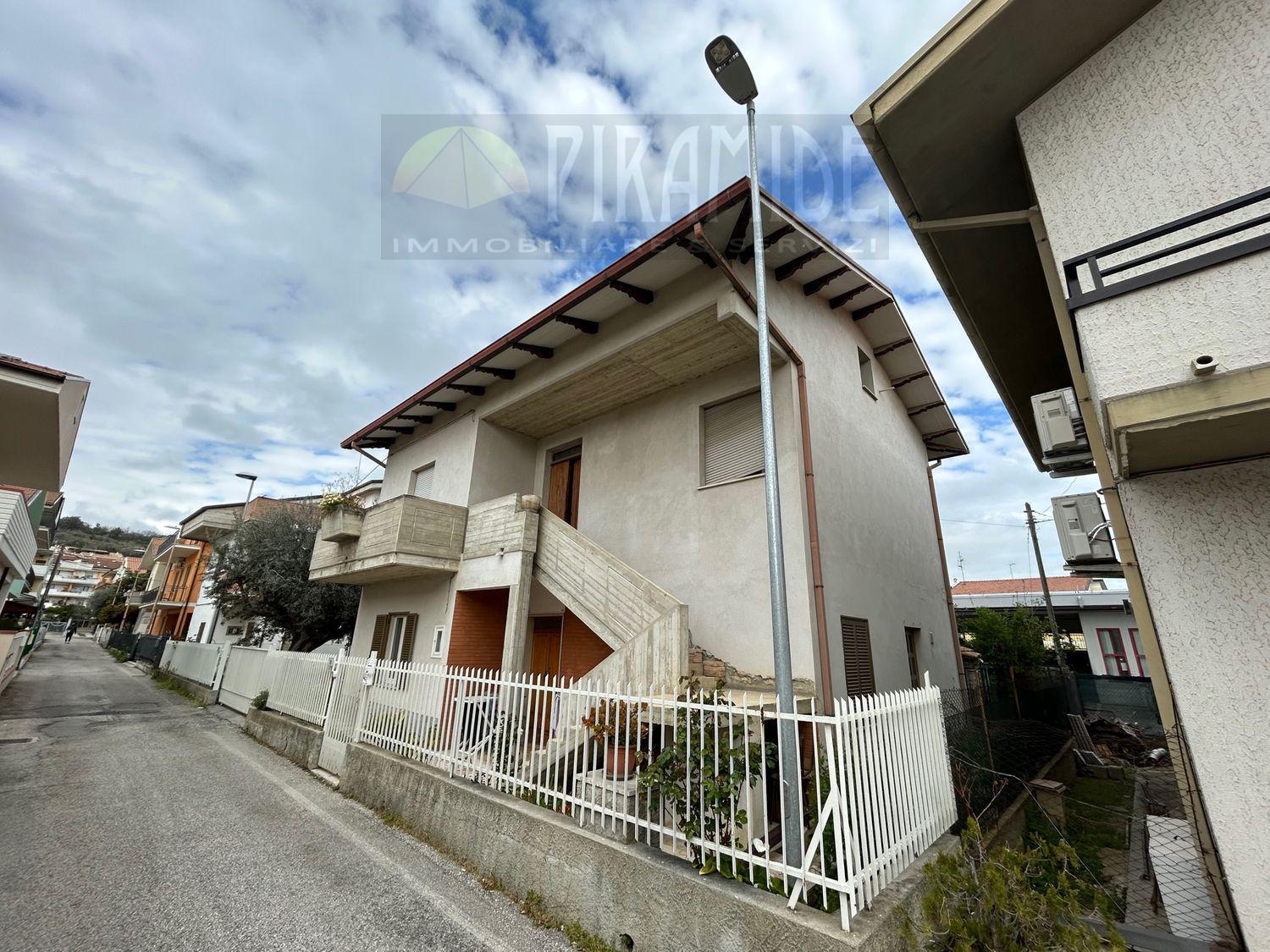 Foto 1 di 10 - Casa indipendente in vendita a Tortoreto